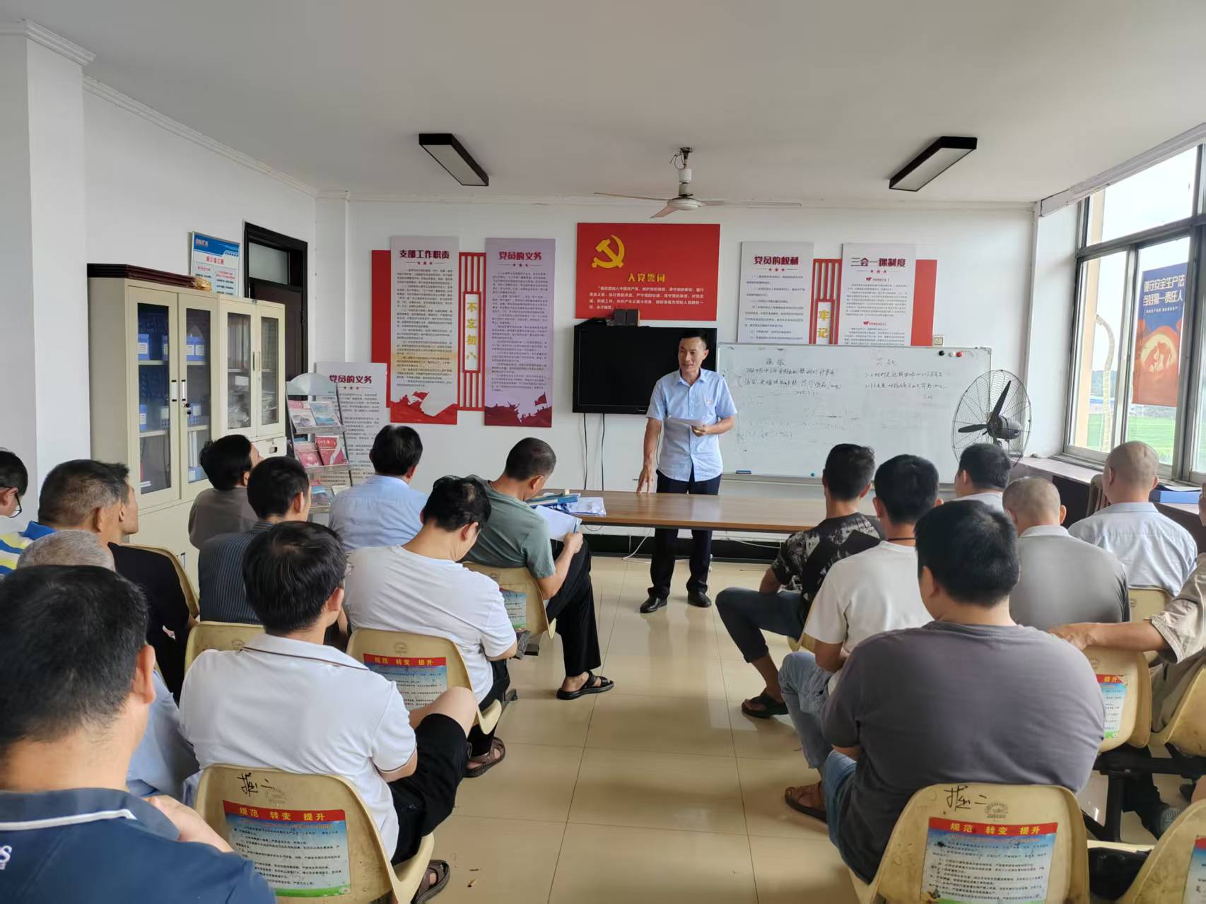 金達煤礦掘二工區(qū)：“學習身邊榜樣” 激發(fā)奮進力量